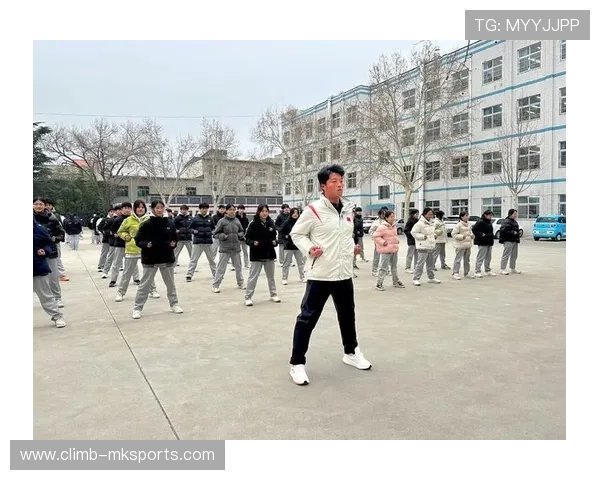 斯通斯中卫风格：稳健防守铸就胜利，团队协作书写新篇章